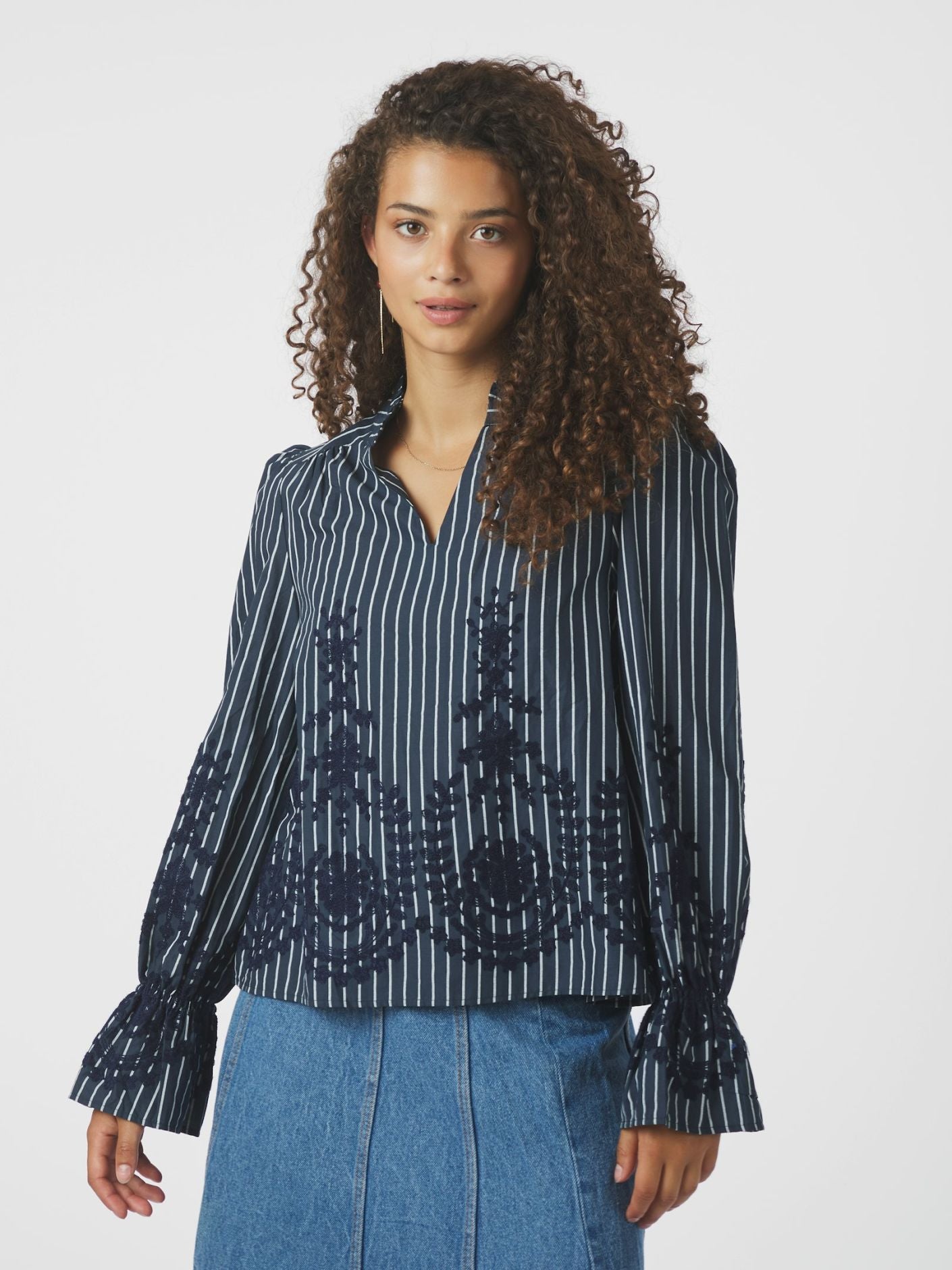 Amara Stripe Emb Blouse FORHÅNDSORDRE